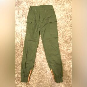 Cargo Pants Army Green with flap pockets and zipper legs Women size small